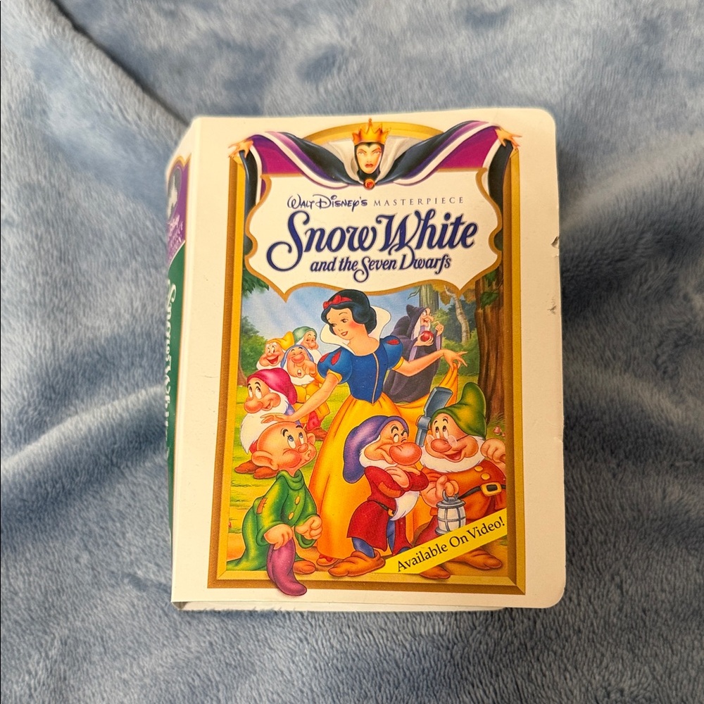 Disney SnowWhite Small Figure